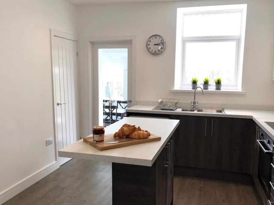 Rhondda Valleys With Breathtaking Riverside Views Llwynypia Exterior photo
