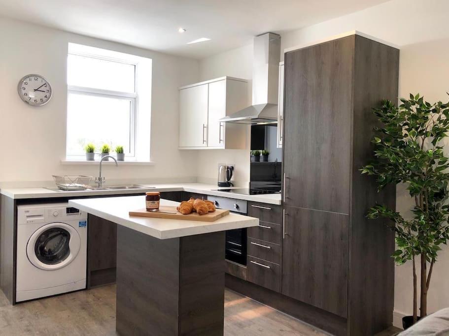Rhondda Valleys With Breathtaking Riverside Views Llwynypia Exterior photo